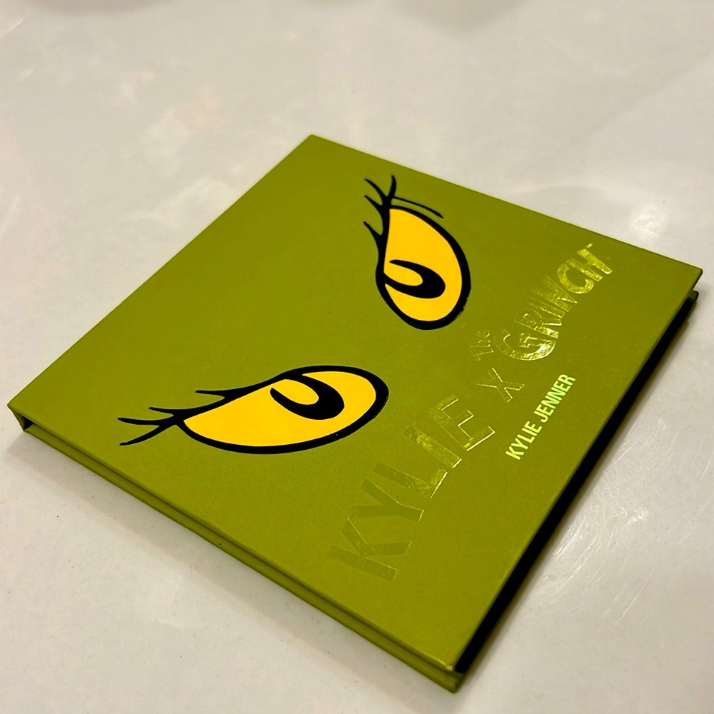 Kylie x The Grinch eyeshadow pallet